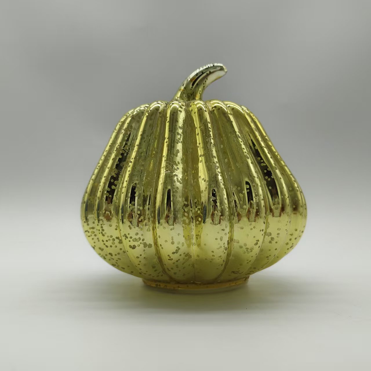 Pumpkin-shaped glass decoration piece