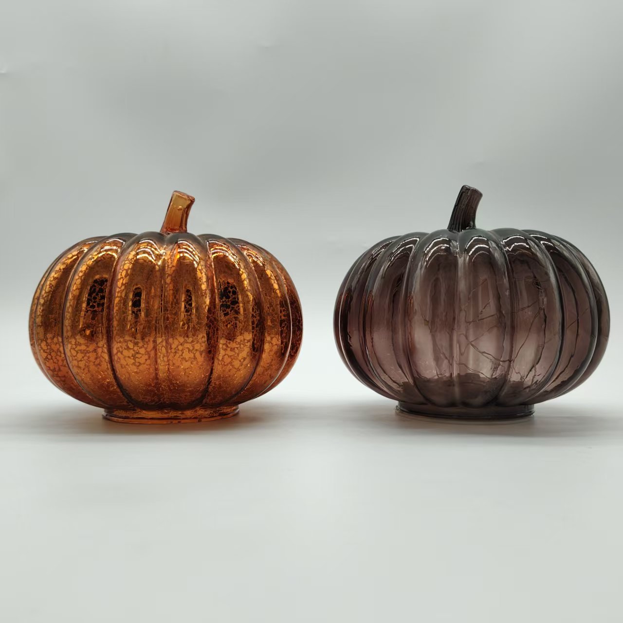 Mini pumpkin-shaped glass decoration